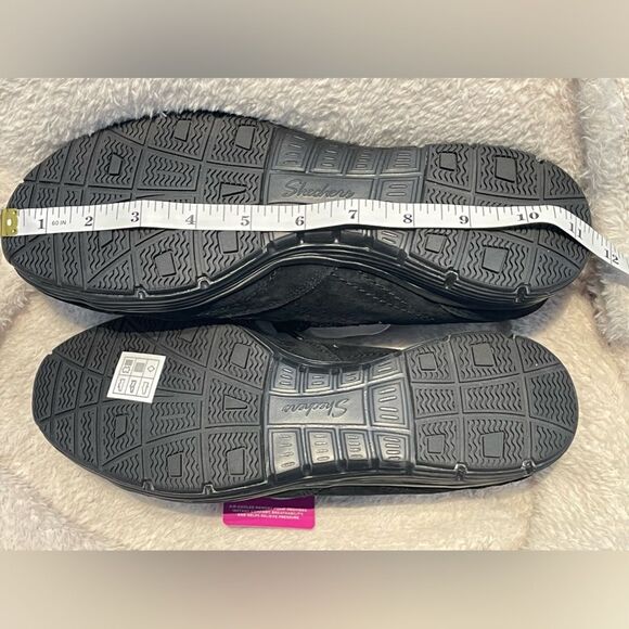 SKECHERS WOMEN SKECH KNIT MEMORY FOAM SNEAKER SHOES NIB  SKECHERS NIB women’s black memory foam slip on sneakers. SIZE 10